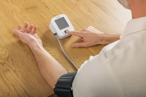 OMRON M2+ Automata, digitális, felkaros vérnyomásmérő