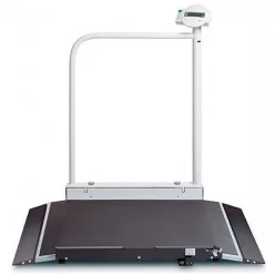   SECA 677 kerekesszékes személy számára lapmérleg felhajtó rámpákkal, oldalkorláttal