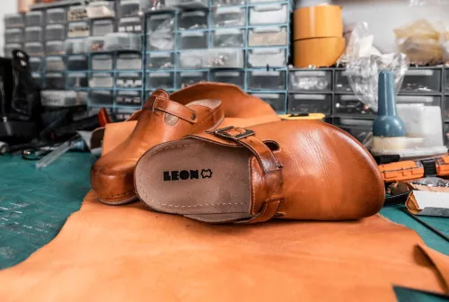 LEON Comfort férfi bőr klumpa 707