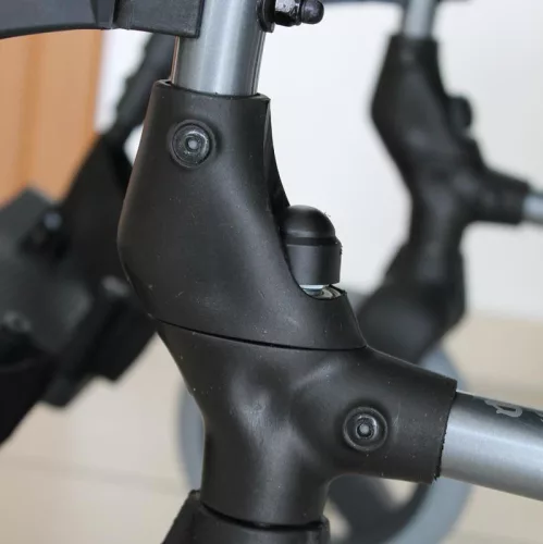 B-4200/P önhajtós mechanikus, összecsukható kerekesszék, 43 cm ülésszélesség