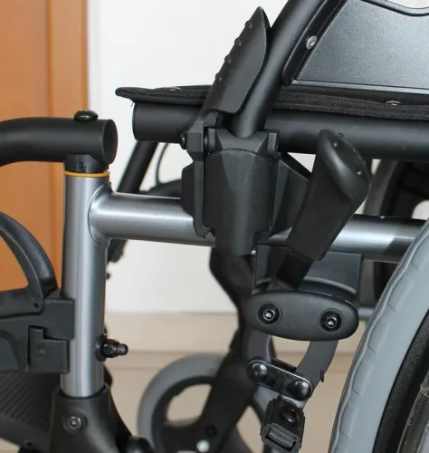 B-4200/P önhajtós mechanikus, összecsukható kerekesszék, 43 cm ülésszélesség