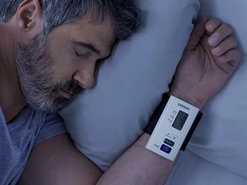 Vérnyomásmérő OMRON NightView automata csuklós vérnyomásmérő Bluetooth adatátvitellel